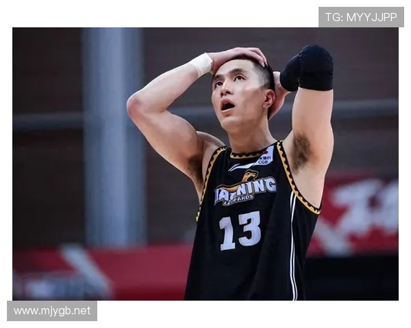 郭艾伦深夜晒酒吧照，桌上的账单看着像奢侈品目录